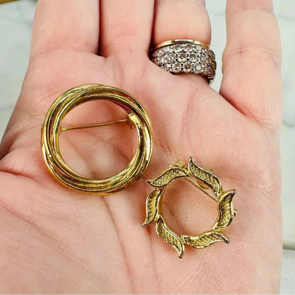Vintage Circle Brooch Pins Crown Trifari and Gerrys Gold Tone Set of 2 5… - Picture 10 of 11